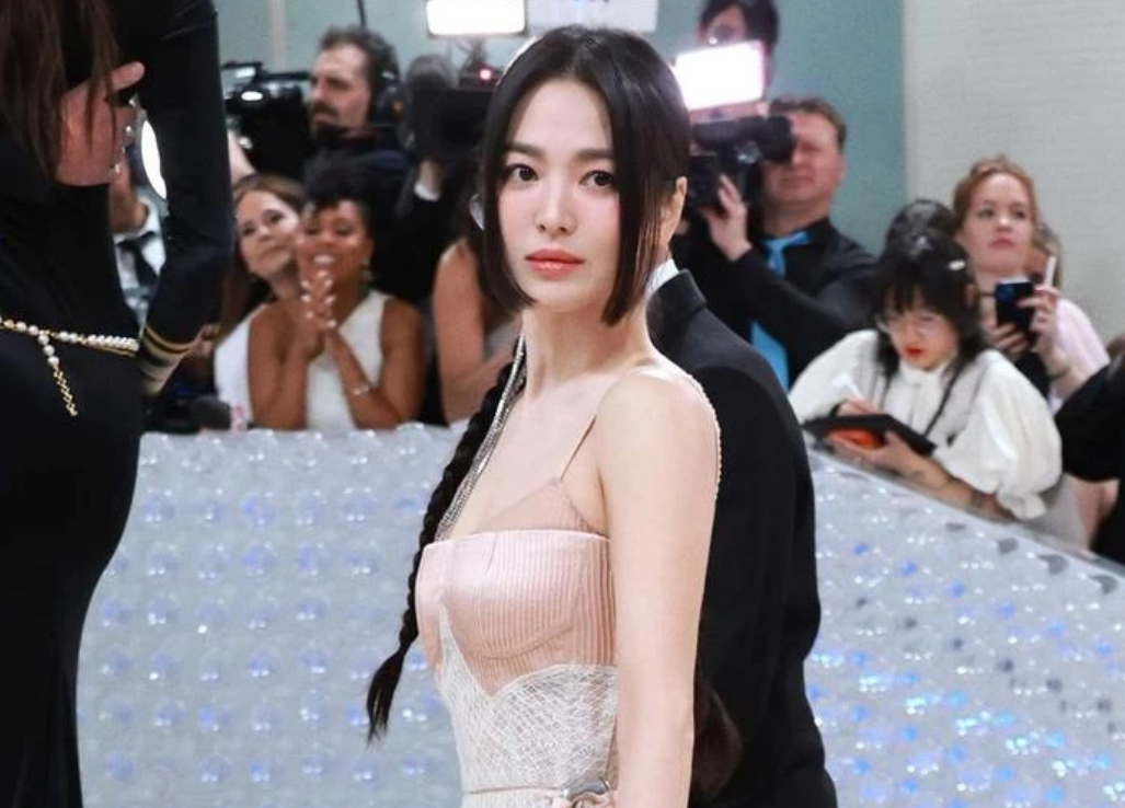 'Đả nữ' Dương Tử Quỳnh đọ sắc cùng Song Hye Kyo trên thảm đỏ sau 14 năm: Thần thái của mỹ nhân U70 thế nào mà khiến netizen phải trầm trồ?  - Ảnh 1